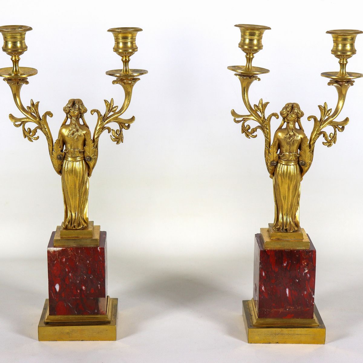 Coppia di doppieri francesi in bronzo dorato e marmo rosso di Francia, con sculture di Vestali e ...