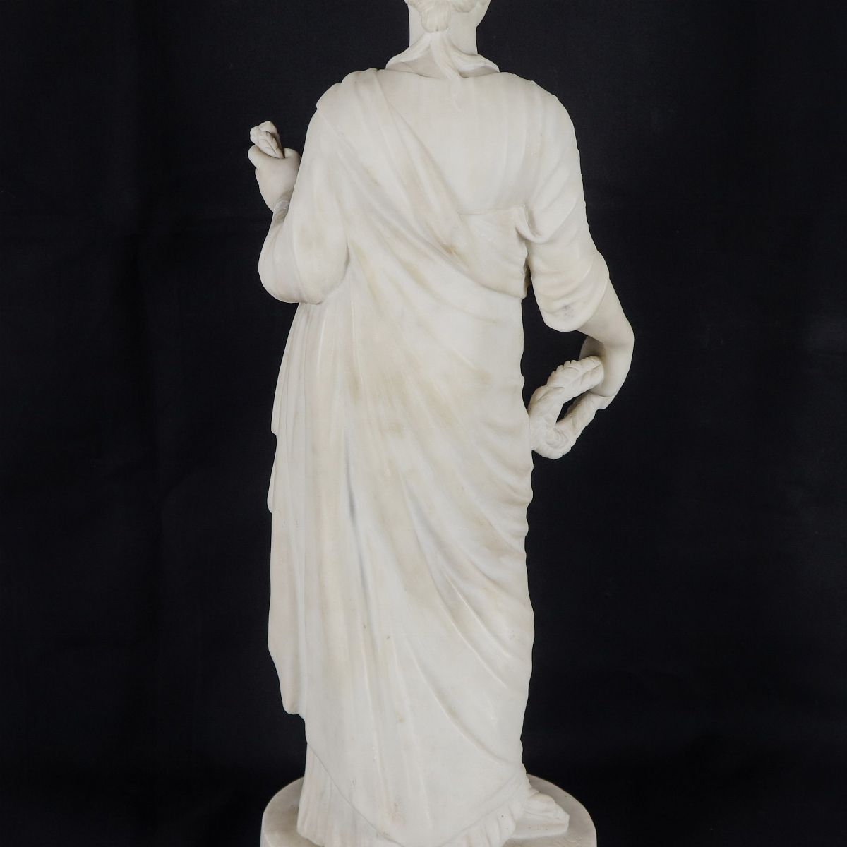 "La Dea dell'Abbondanza", scultura in marmo bianco. Firmata. Un braccio presenta rottura incollat...