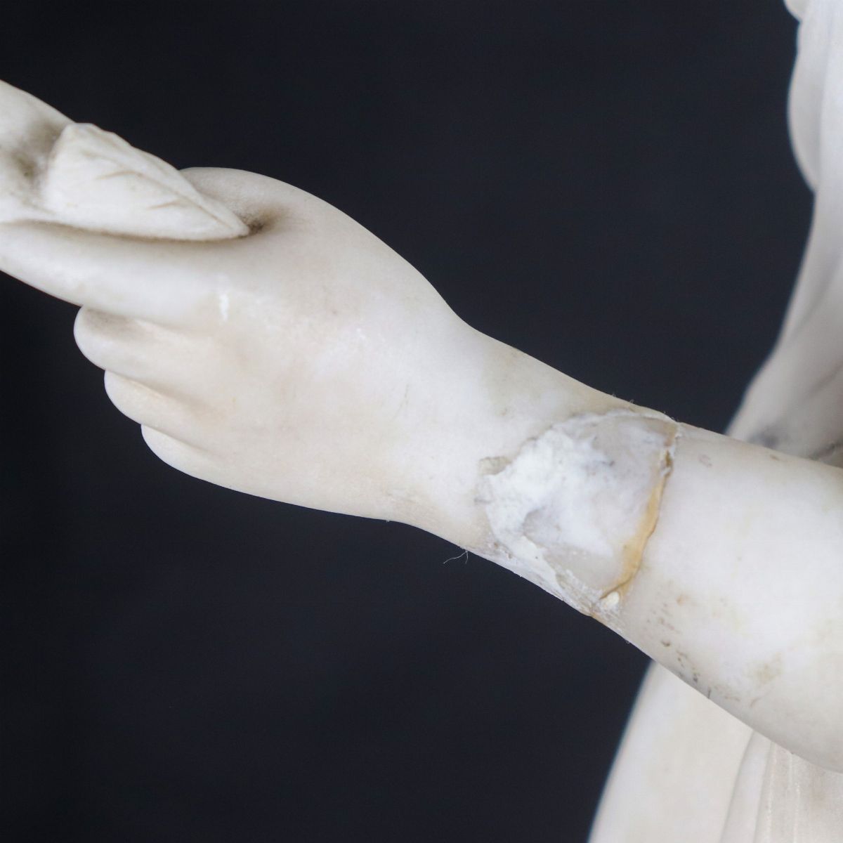 "La Dea dell'Abbondanza", scultura in marmo bianco. Firmata. Un braccio presenta rottura incollat...