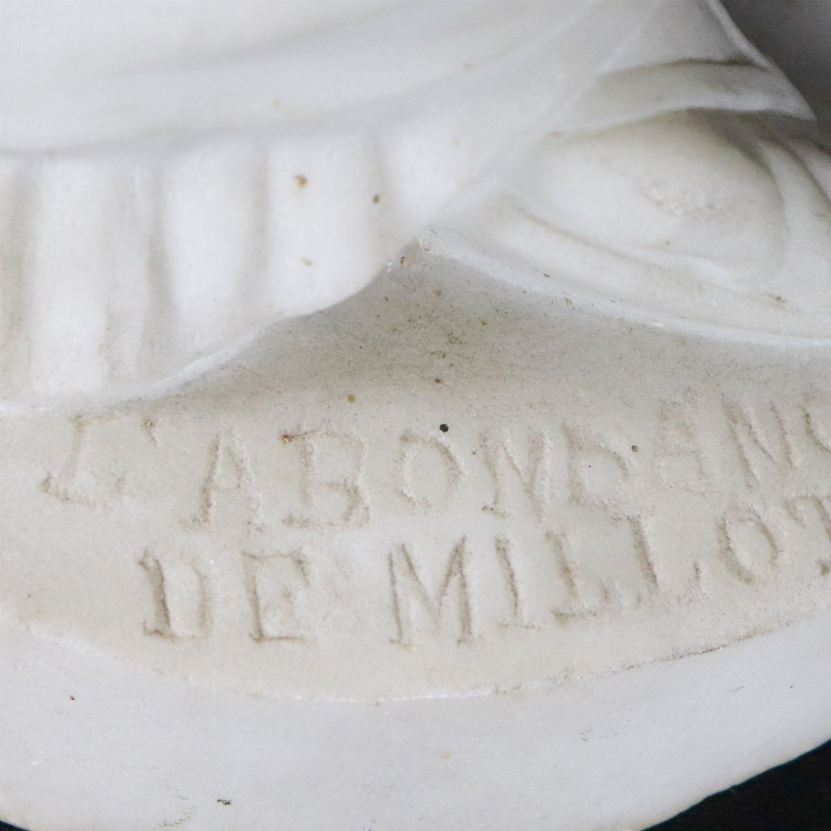 "La Dea dell'Abbondanza", scultura in marmo bianco. Firmata. Un braccio presenta rottura incollat...