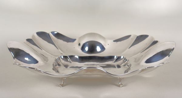 Rectangular centerpiece in chiselled and embossed silver with a contoured shape, supported by four curved feet, gr. 685
