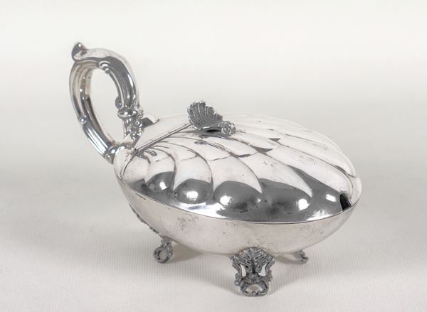 Portaburro in argento cesellato e sbalzato a forma di conchiglia con manico ricurvo e quattro piedini, all'interno vaschetta in cristallo, gr. 280