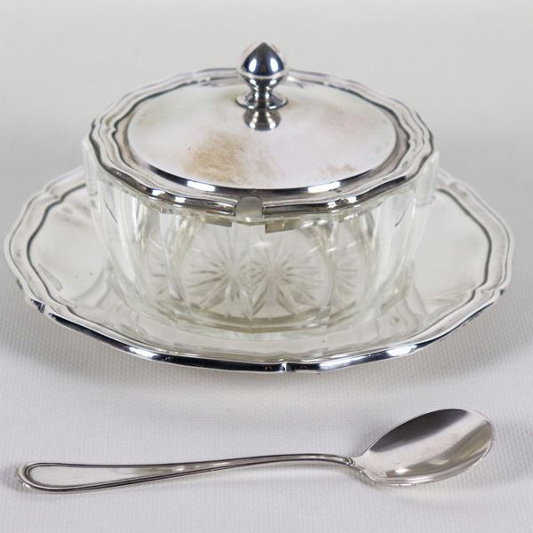 Formaggiera con sottopiatto in argento cesellato e sbalzato, vaschetta in cristallo lavorato, gr. 200