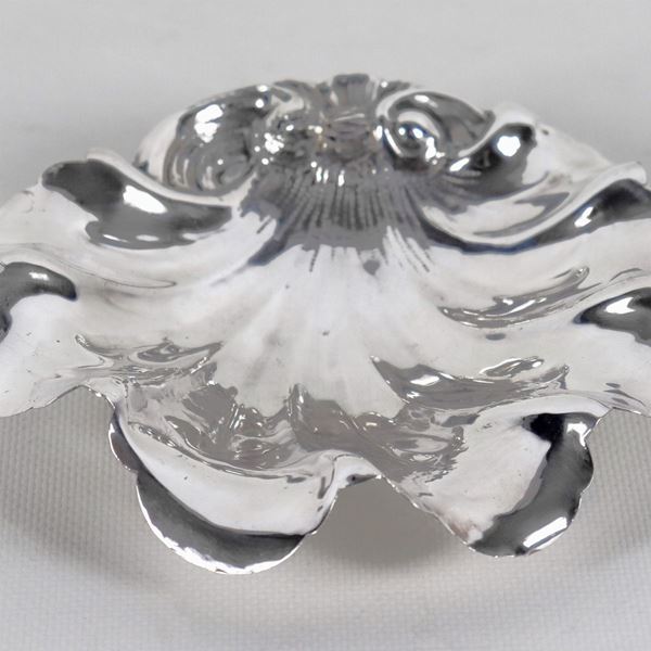Portabonbon a forma di conchiglia in argento cesellato e sbalzato, sorretto da quattro piedini, gr. 150