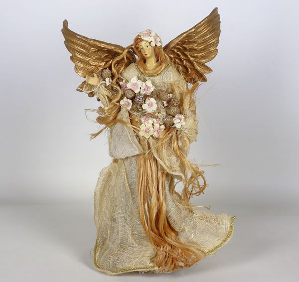 "Angelo", piccola scultura in ceramica policroma con ali in legno dorato, difetti e lieve mancanza a una mano