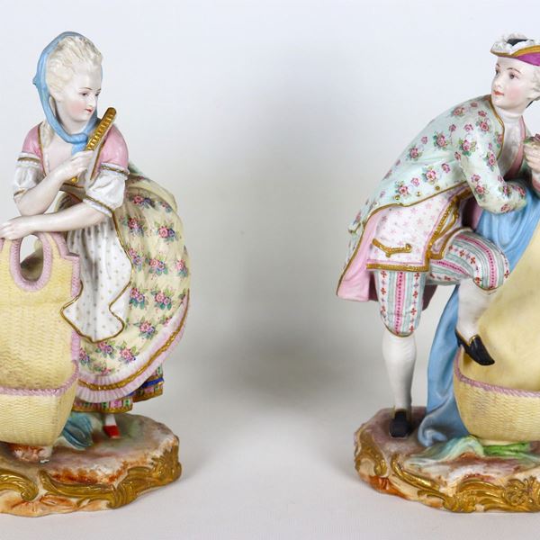 "Dama e cavaliere", coppia di piccole sculture francesi in biscuit decorato e policromo