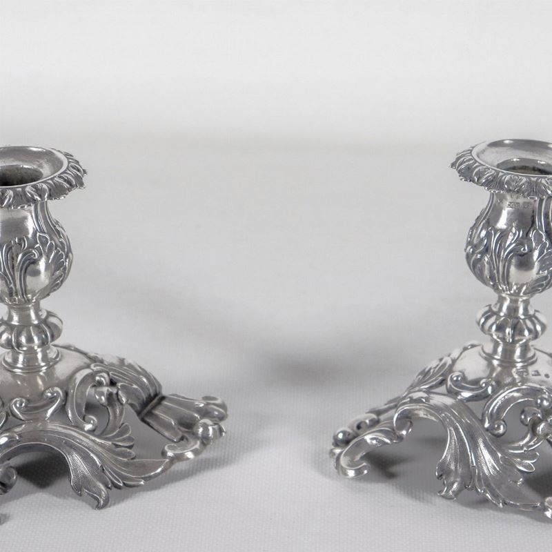 Coppia di antiche bugie russe in argento cesellato e sbalzato a motivi Luigi XIV, gr. 430