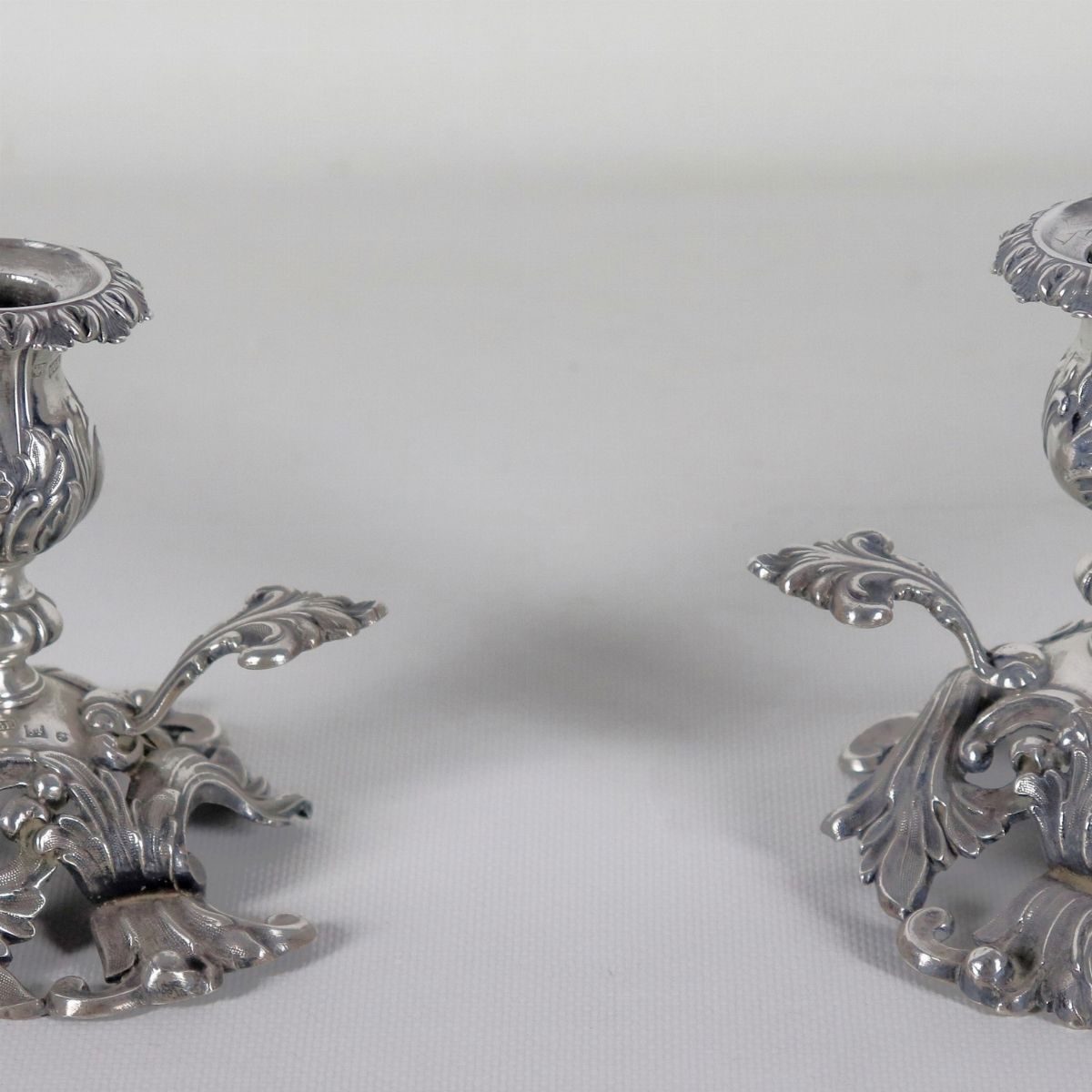 Coppia di antiche bugie russe in argento cesellato e sbalzato a motivi Luigi XIV, gr. 430