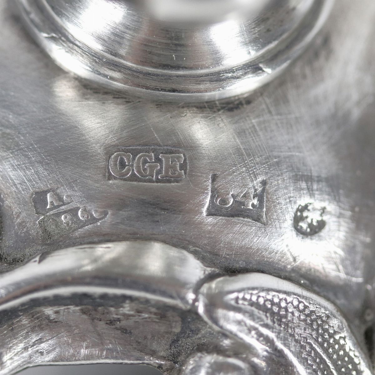 Coppia di antiche bugie russe in argento cesellato e sbalzato a motivi Luigi XIV, gr. 430