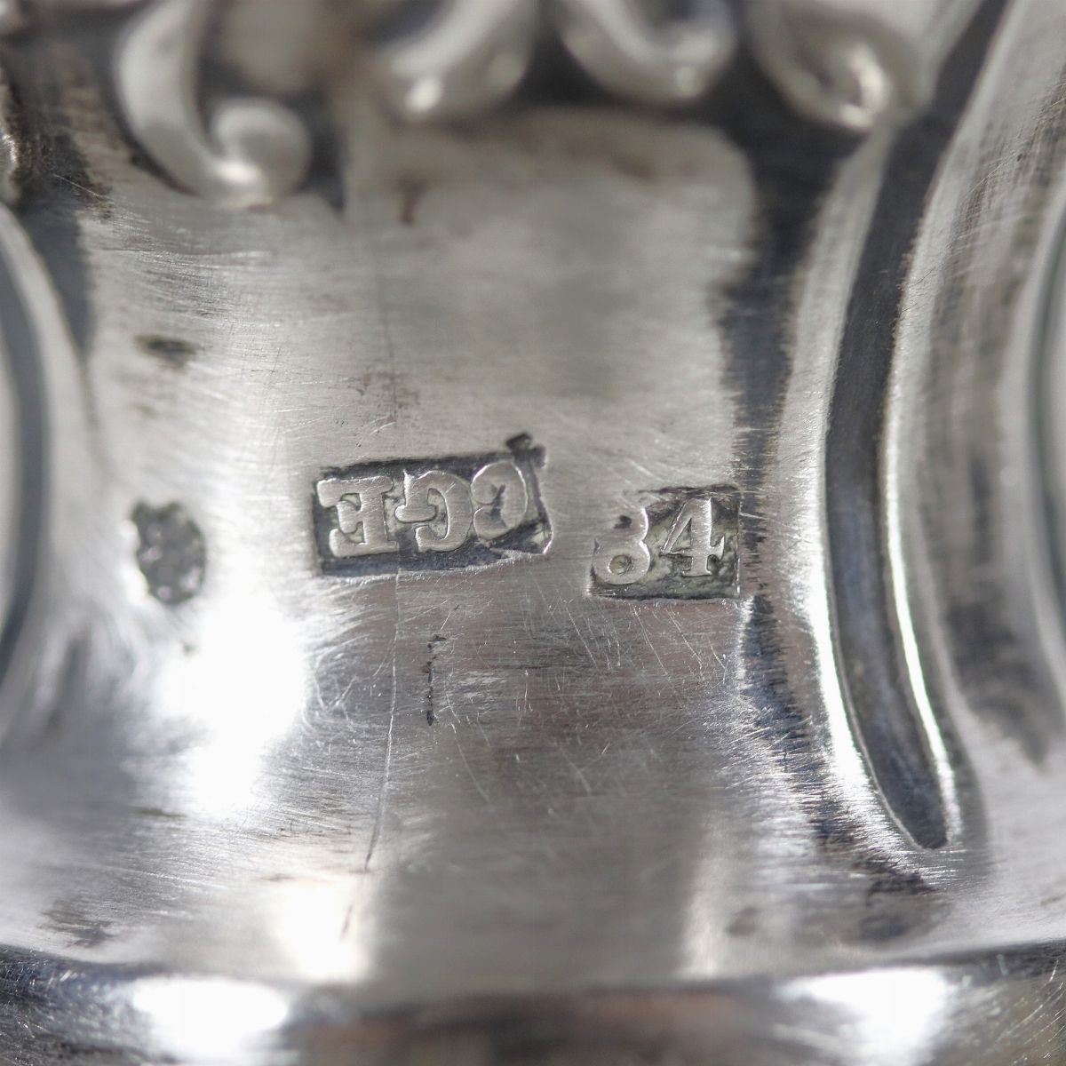 Coppia di antiche bugie russe in argento cesellato e sbalzato a motivi Luigi XIV, gr. 430