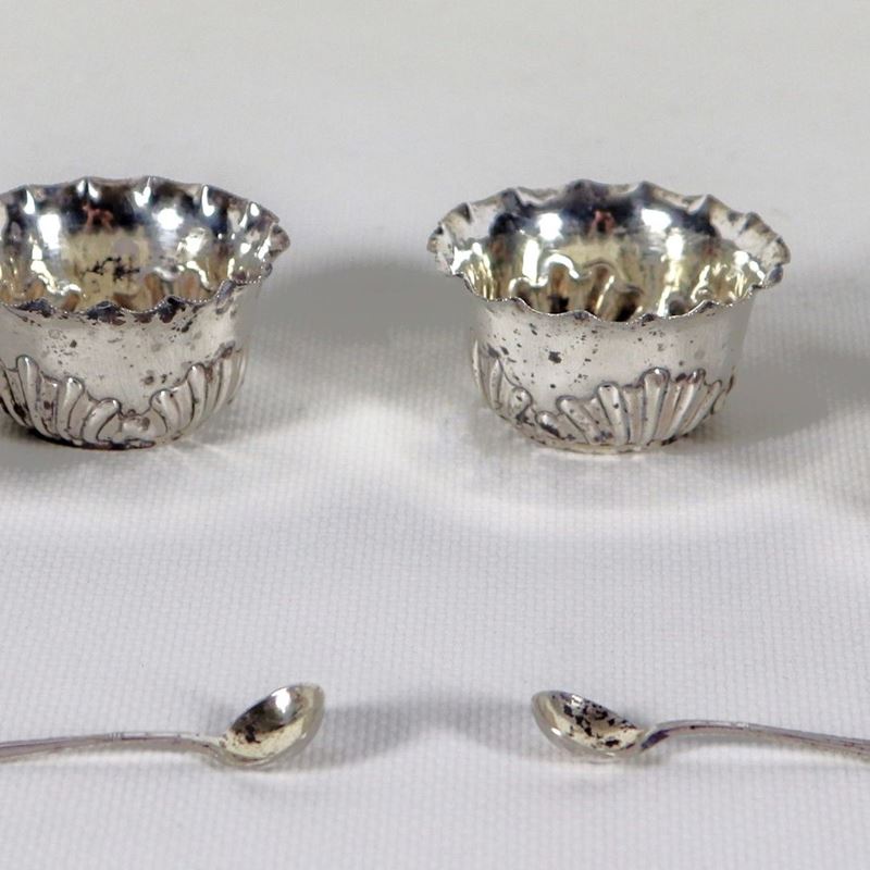 Lotto di quattro antiche salierine con cucchiaini Epoca Regina Vittoria, in argento sbalzato e ce...