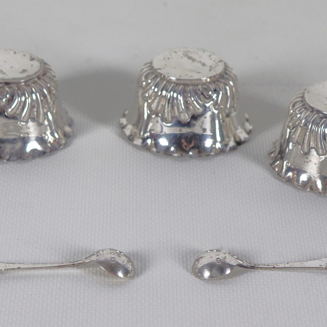 Lotto di quattro antiche salierine con cucchiaini Epoca Regina Vittoria, in argento sbalzato e ce...