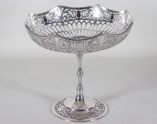 Ancient silver cake stand from the George V period, chiselled, embossed and pierced with curved edge, silversmith Mappin & Webb, gr. 540