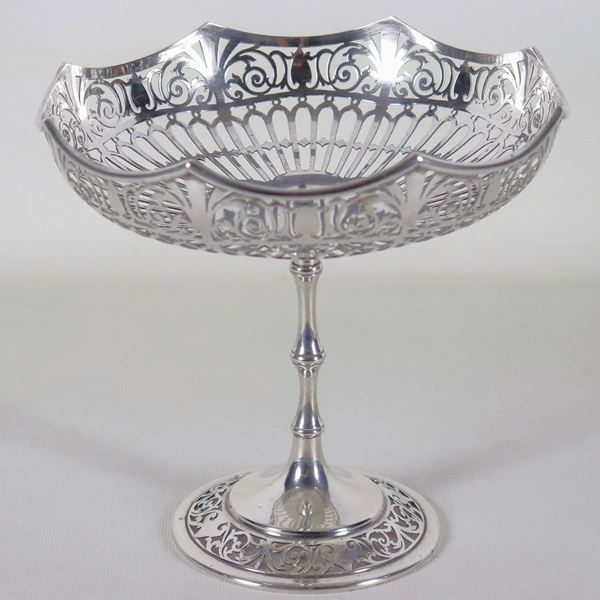 Antica alzata in argento Epoca Giorgio V, cesellata, sbalzata e traforata con bordo centinato, Argentiere Mappin & Webb, gr. 540
