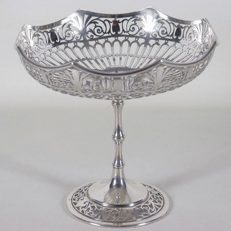 Antica alzata in argento Epoca Giorgio V, cesellata, sbalzata e traforata con bordo centinato, Ar...