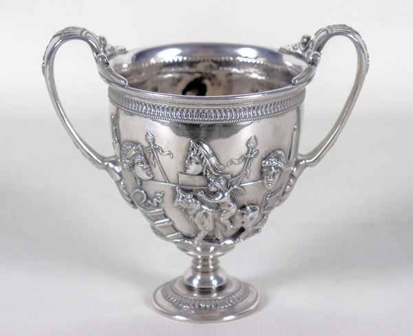 Silver drinking cup, chiselled and embossed in relief. Knight & F. Naples jewelry, gr. 460
