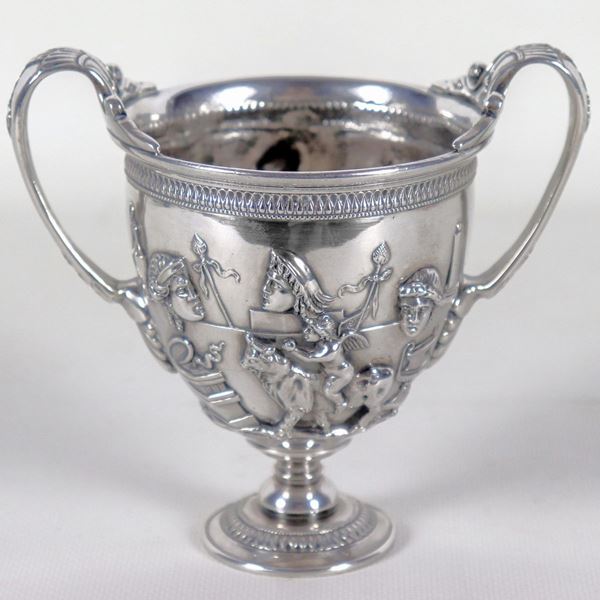 Coppa potoria in argento, cesellata e sbalzata a rilievo. Gioielleria Knight & F. Napoli, gr. 460