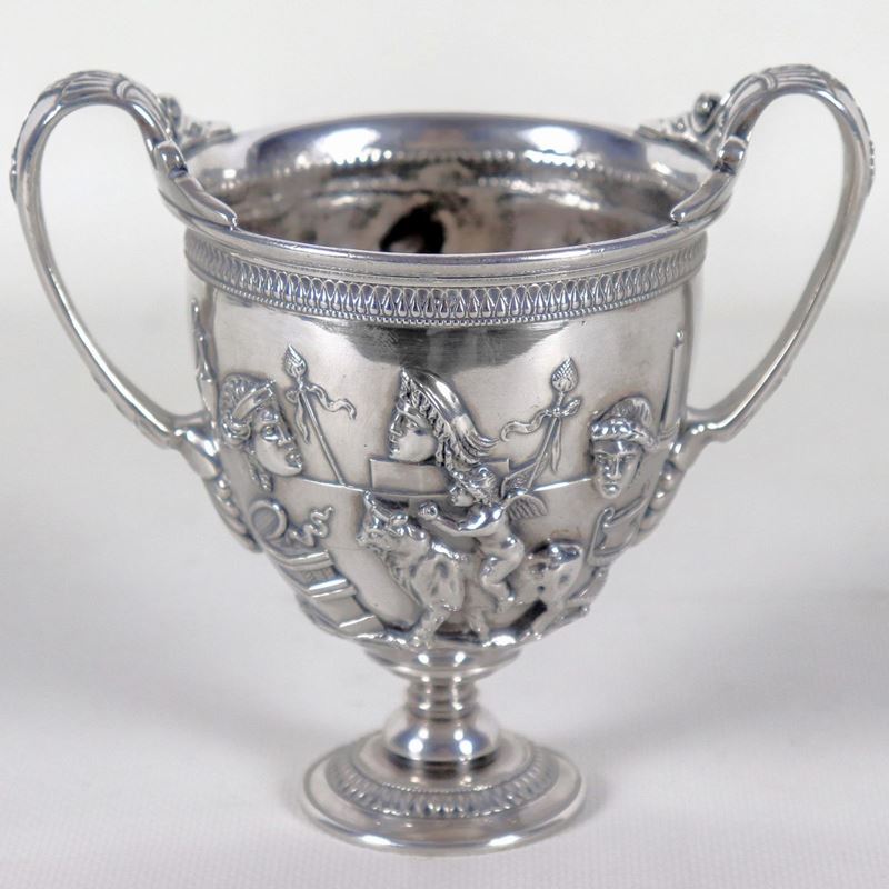 Coppa potoria in argento, cesellata e sbalzata a rilievo. Gioielleria Knight & F. Napoli, gr. 460