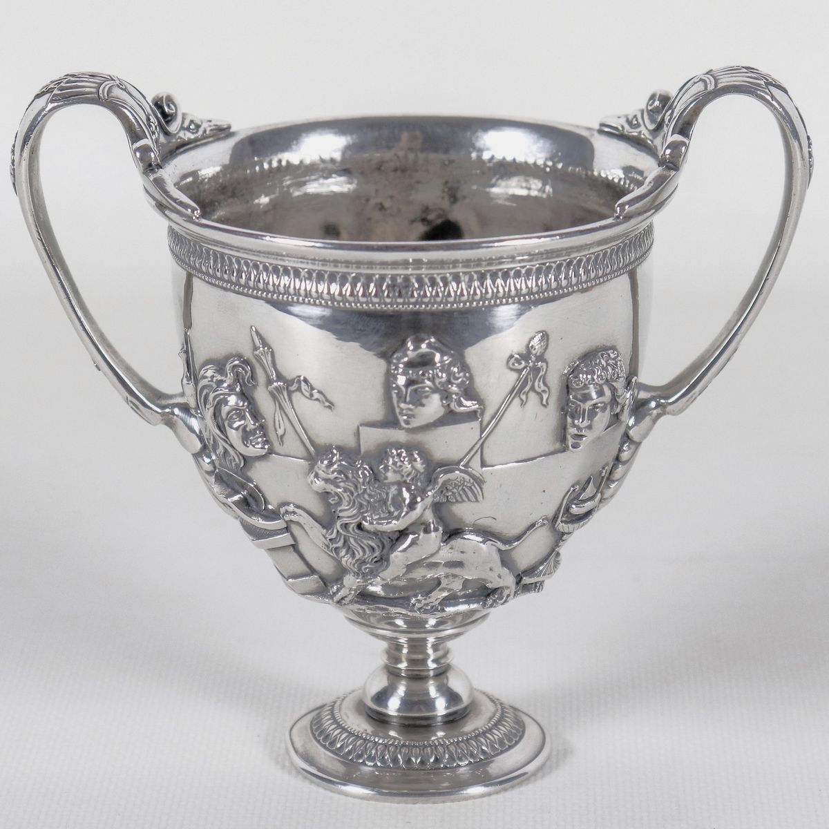 Coppa potoria in argento, cesellata e sbalzata a rilievo. Gioielleria Knight & F. Napoli, gr. 460