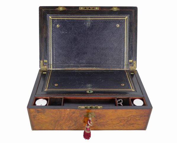 Antique English travel desk from the Victorian era in walnut burl with folding lid. Inside, writing desk with leather cover, two ink bottles and compartments