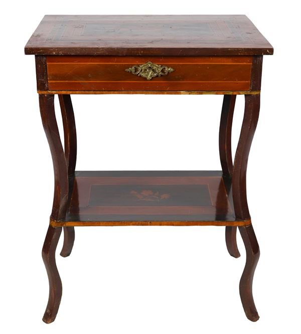 Antique French center table in mahogany and bois de rose, with a top inlaid with geometric motifs, a central box with a bird and a branch of flowers, a central drawer and four curved legs joined by a shelf below