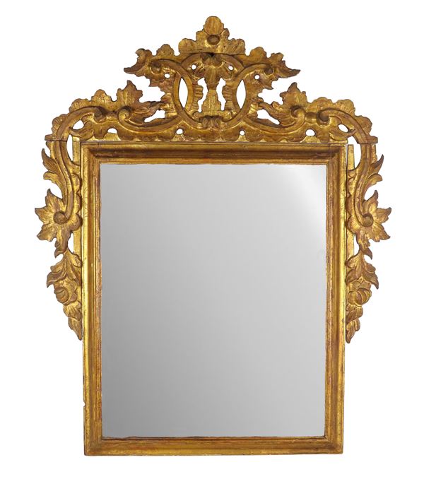 Antica specchiera Luigi XV in legno dorato e intagliato a motivi di intrecci floreali, specchio al mercurio