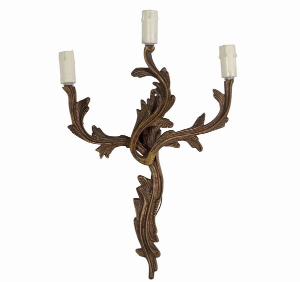 Applique francese in bronzo sbalzato a tre luci