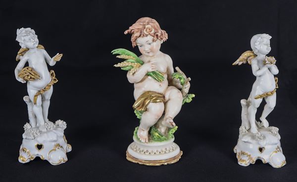 Lotto di tre statuine "Putti" in porcellana policroma Capodimonte, due formano una coppia. Difetti