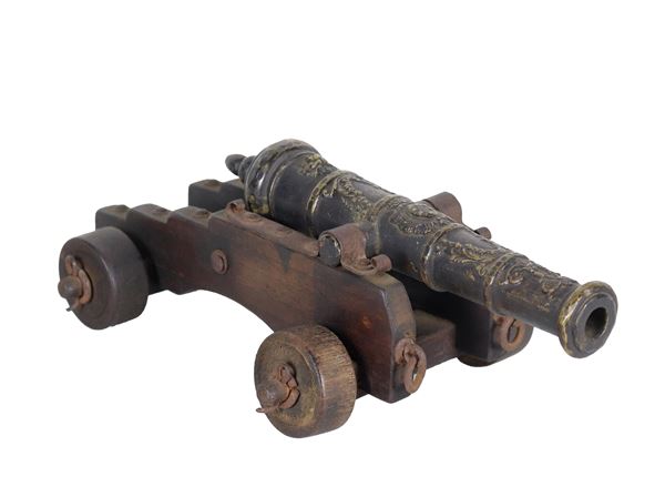 Modello di cannone seicentesco in bronzo sbalzato
