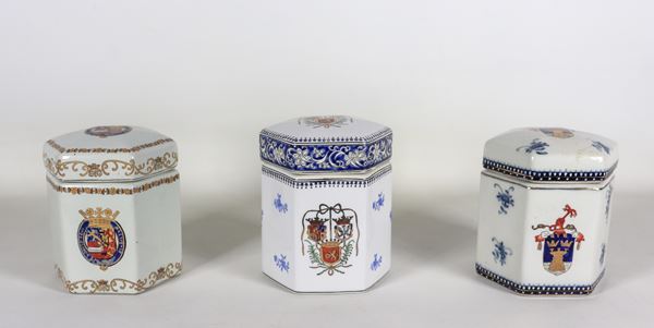 Lotto di tre barattoli esagonali in porcellana, con decorazioni in smalto a rilievo di stemmi e fiori blu