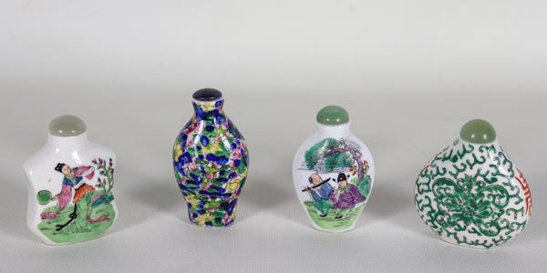 Lotto di quattro snuff-bottles cinesi in porcellana a varie decorazioni in smalto