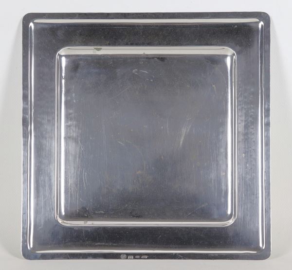 Vassoio quadrato in argento martellato marcato Brandimarte, gr. 700