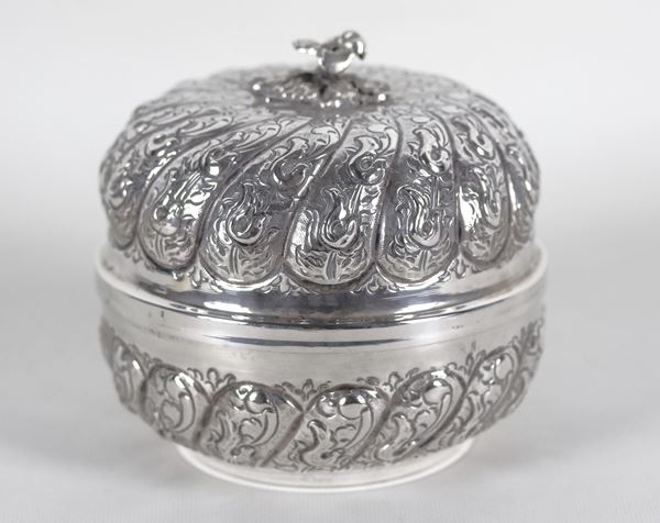Scatola tonda orientale in argento cesellato e sbalzato a motivi di fiori e foglie, all'interno presenta qualche macchia, gr. 440
