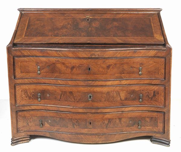 Marche Louis XV flap with curved shape in walnut and walnut root, with geometric thread inlays in satin wood. Slide forming a desk and three drawers underneath