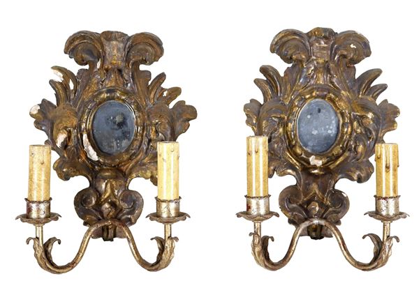 Pair of small ancient gilded and silvered wooden appliques in Mecca with carvings of acanthus leaves, oval mercury mirrors in the centre, 2 lights each