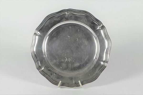 Round plate in silver