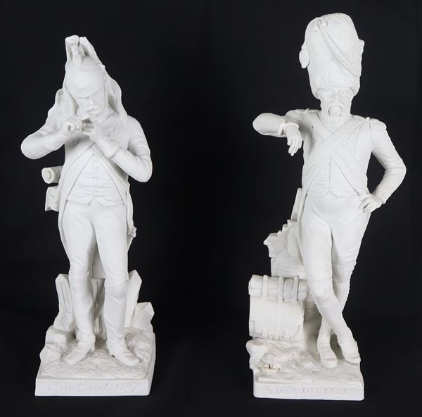 "Dragone e granatiere napoleonici", coppia di antiche piccole sculture in biscuit bianco di Sèvres, XIX Secolo. Qualche mancanza