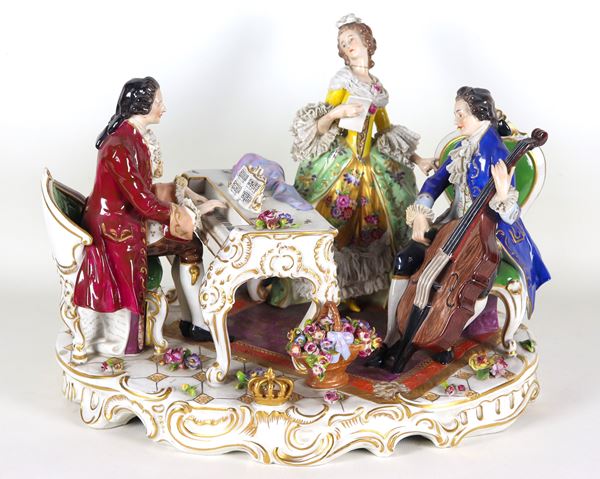 “Il concertino”, antico grande gruppo in porcellana policroma e dipinta di Capodimonte, Fine XIX Secolo. Lieve mancanza