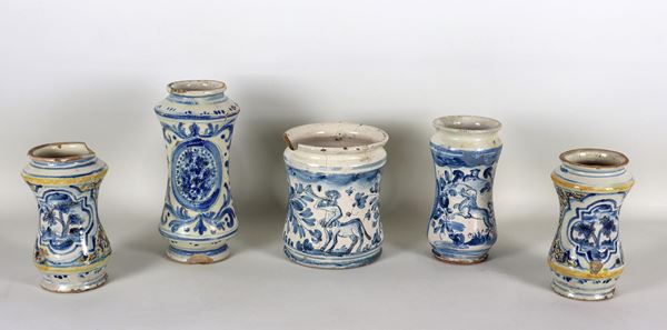 Antico lotto di quattro albarelli e un vaso  da farmacia in maiolica siciliana con varie decorazioni, difetti e mancanze