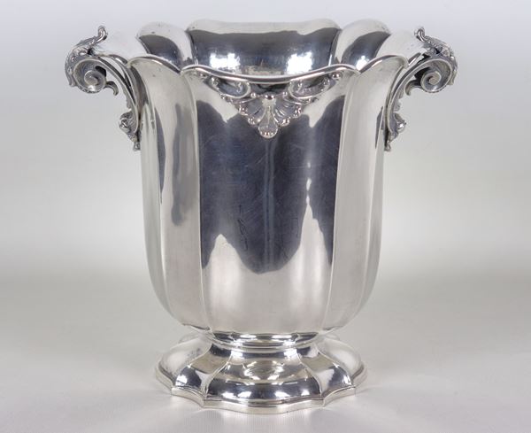 Champagne bucket in chiselled and embossed silver, gr. 1630
