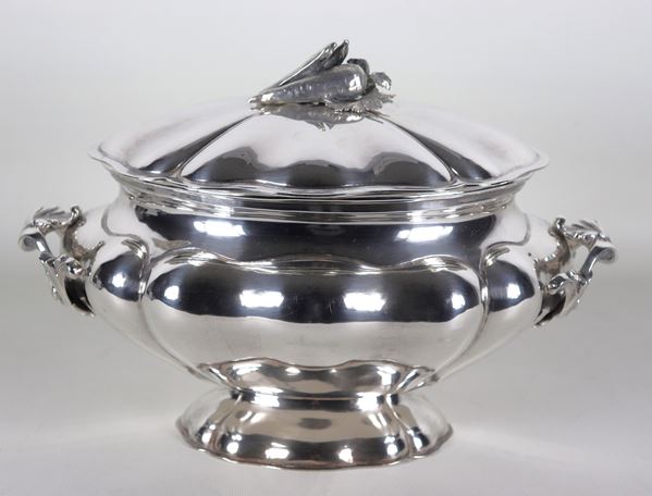 Zuppiera ovale in argento Titolo 900 cesellato e sbalzato con due manici e pomo a motivo di ortaggi, gr, 2010