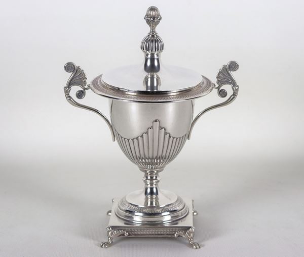 Zuccheriera in argento a forma di anfora neoclassica, cesellata e sbalzata a motivi Impero, gr. 500
