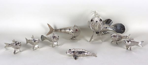 Lot of eight articulated silver fish with semi-precious stone applications, seven with opening heads. Spain 20th Century, gr. 1065