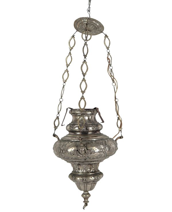 Antica lanterna romana da soffitto in rame argentato, sbalzato e cesellato a motivi Luigi XIV, 1 luce