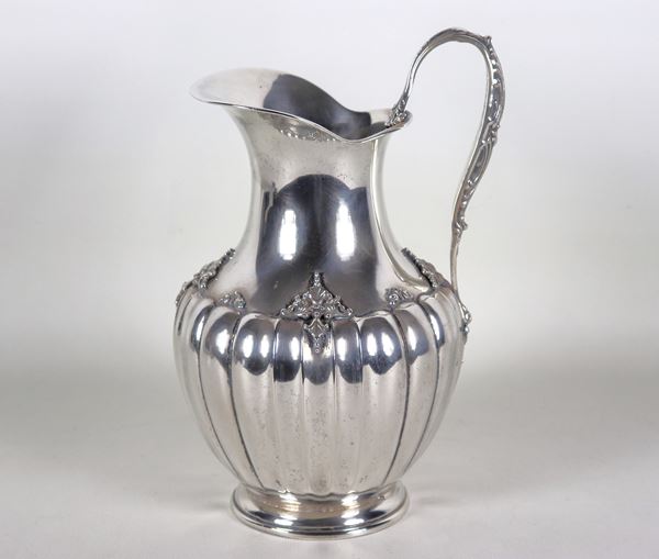 Caraffa in argento cesellata, sbalzata e baccellata con manico ricurvo, gr. 890