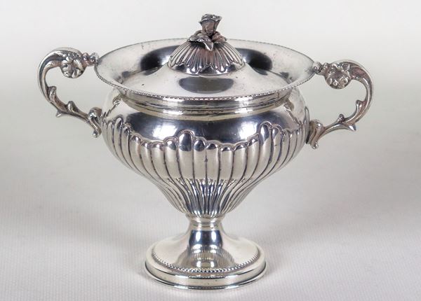 Piccola zuccheriera in argento cesellato e sbalzato a forma di anfora con due manici, gr. 190