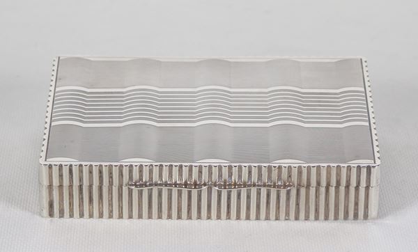 Scatola rettangolare portasigarette in argento cesellato e sbalzato, gr. 410