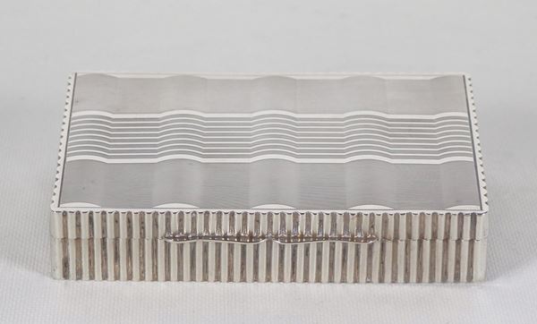 Rectangular cigarette box in chiselled and embossed silver, gr. 410