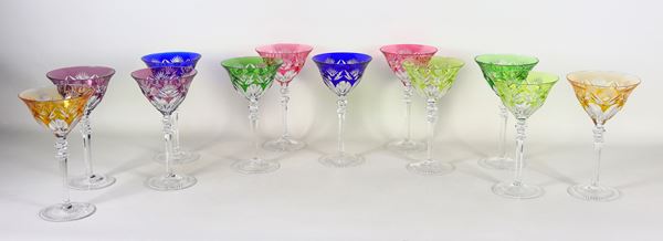 Lotto di dodici bicchieri a coppa in cristallo di Boemia lavorato in vari colori 