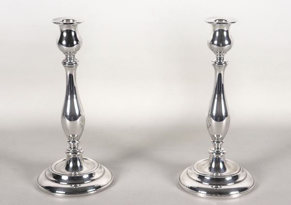 Coppia di candelieri in argento sbalzato, gr. 500